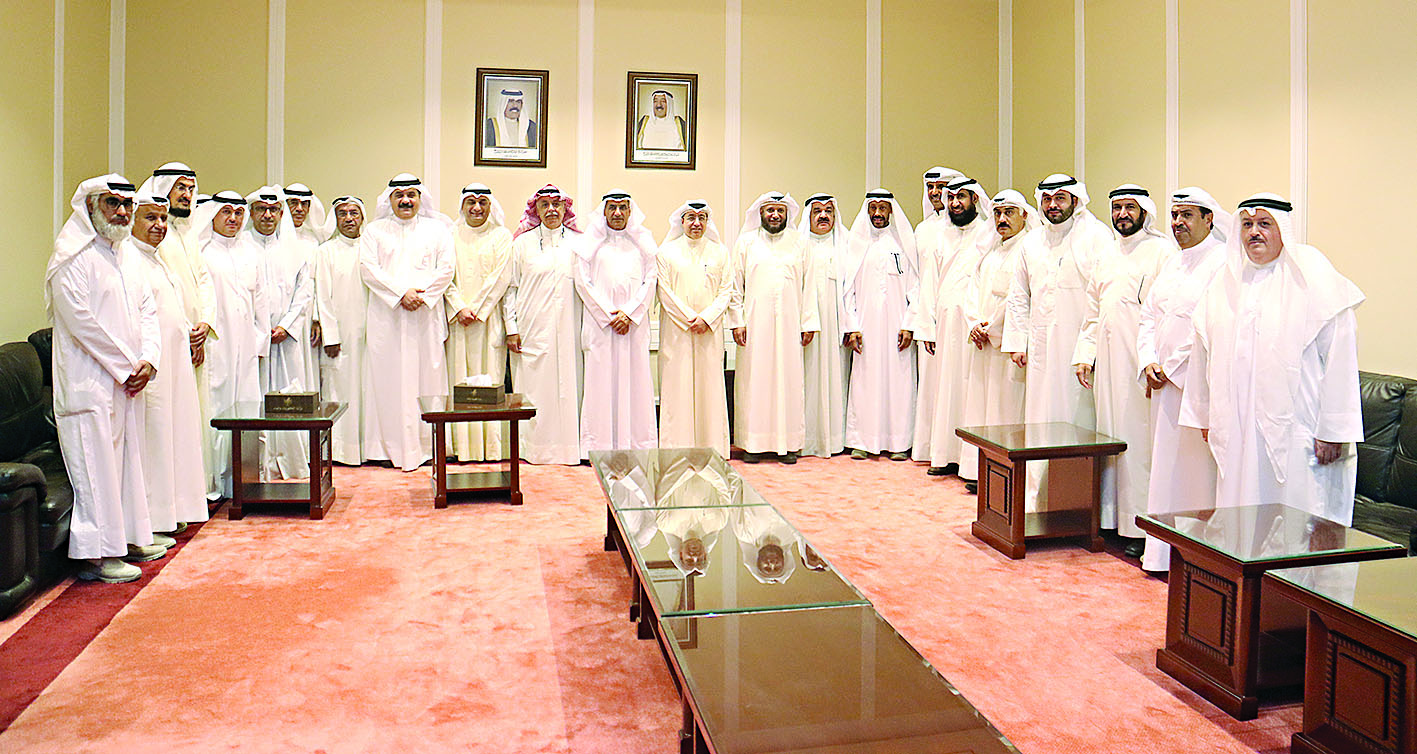 الرشيدي يتوسط وقياديو الوزارة المهنئين 	