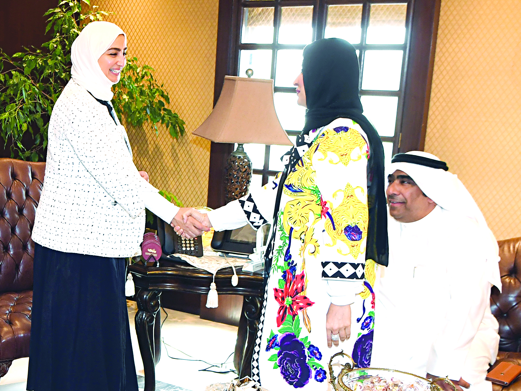 وكيل وزارة الخدمات تتلقى تهنئة إحدى الموظفات  		 (تصوير سعد هنداوي)