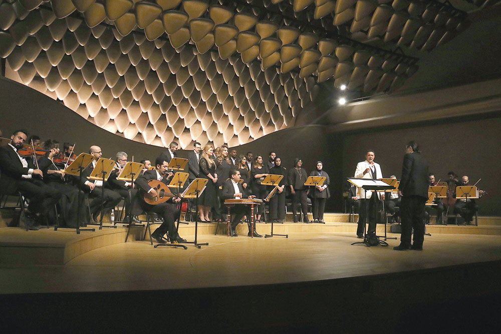 طارق بشير مع الفرقة الموسيقية 	(تصوير بسام زيدان)