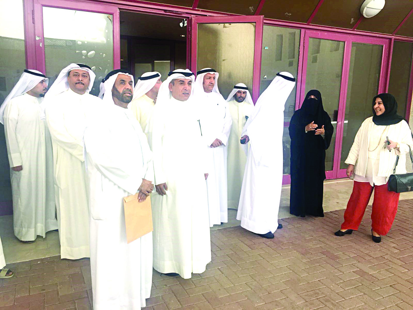 الوزير  العازمي خلال الجولة التفقدية لمدارس منطقة صباح الأحمد