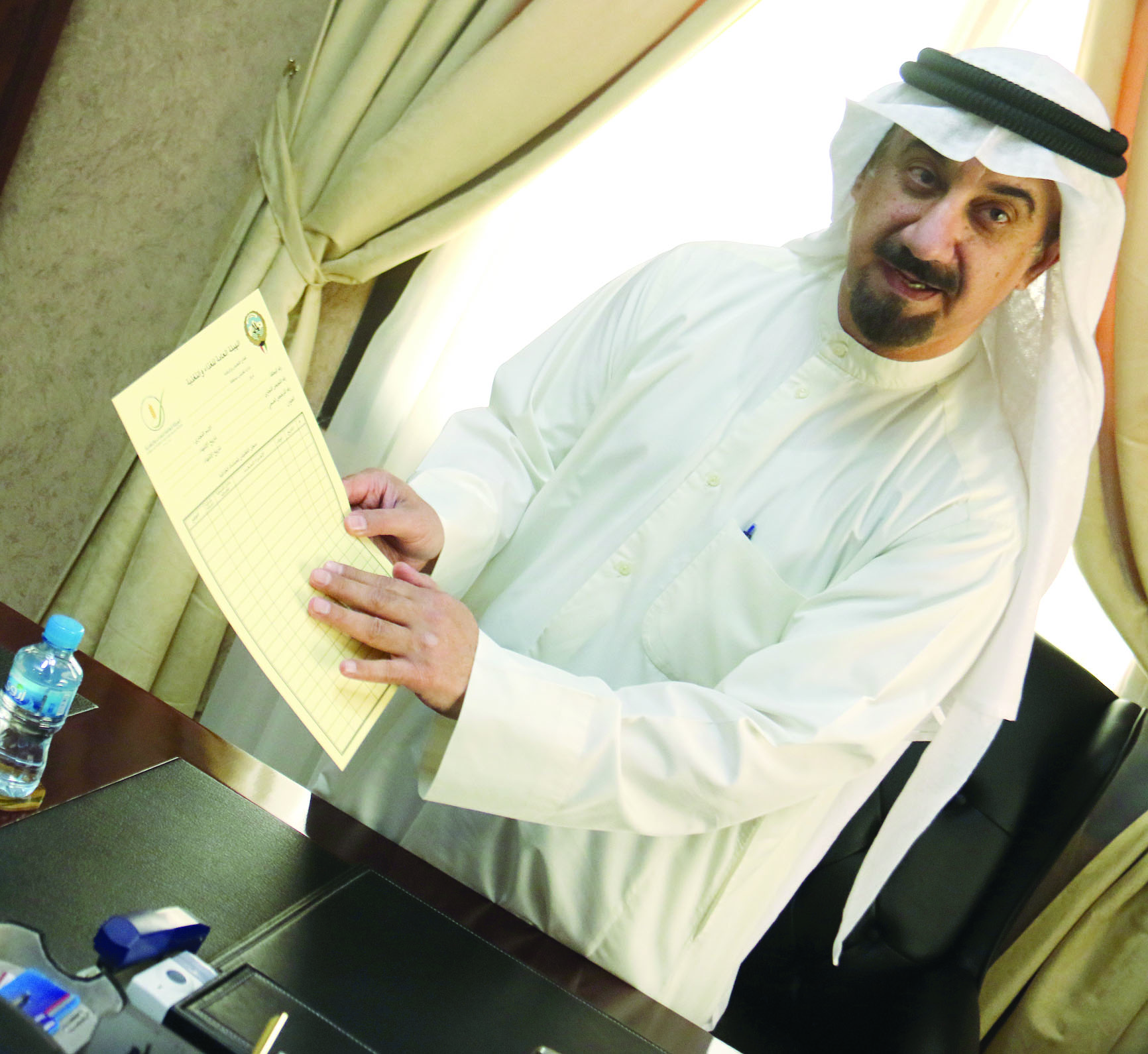  الكندري يقدم شرحاً حول البطاقة التي يدون فيها المفتشون ملاحظاتهم 