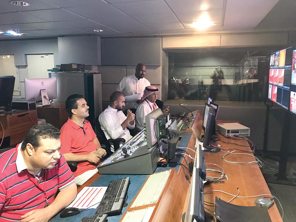 متابعة من المخرج والمعد في غرفة «الكونترول» 