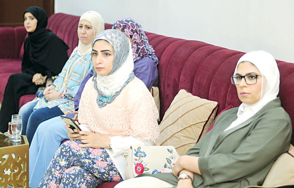 u062cu0627u0646u0628 u0645u0646 u0627u0644u062du0636u0648u0631 t(u062au0635u0648u064au0631 u0633u0639u062f u0647u0646u062fu0627u0648u064a)