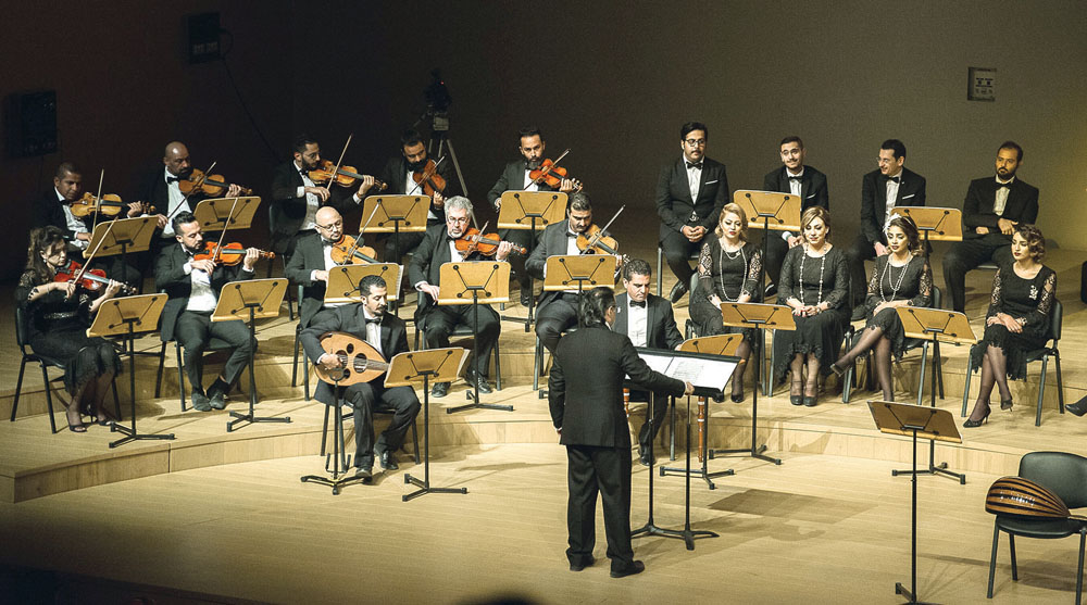 محمد باقر يقود الفرقة الموسيقية