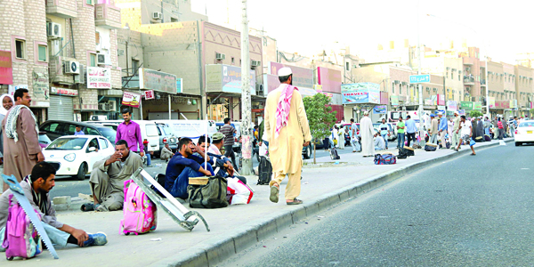 u0645u0626u0627u062a u0645u0646 u0627u0644u0639u0645u0627u0644 u064au0646u062au0634u0631u0648u0646 u064au0648u0645u064au0627u064b u0639u0644u0649 u0623u0631u0635u0641u0629 u0634u0648u0627u0631u0639 u062cu0644u064au0628 u0627u0644u0634u064au0648u062e u0641u064a u0627u0646u062au0638u0627u0631 u00abu0645u0647u0645u0629 u0639u0645u0644u00bbt(u062au0635u0648u064au0631 u0623u0633u0639u062f u0639u0628u062fu0627u0644u0644u0647)