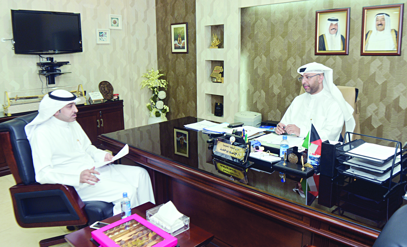 بوحمد يتحدث للزميل علي التركي	(تصوير نايف العقلة)