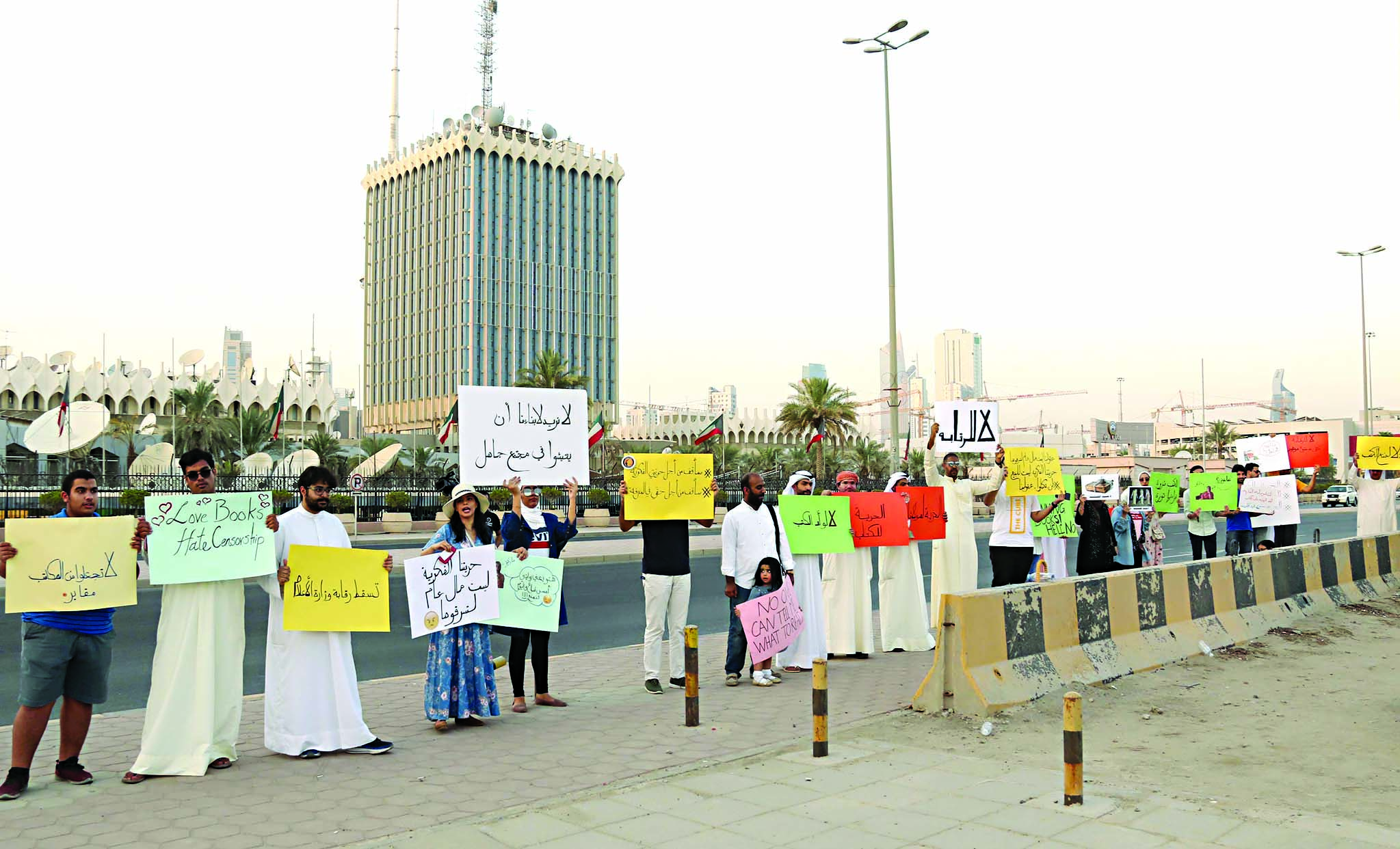 u0628u0639u0636 u0627u0644u0645u0639u062au0635u0645u064au0646 u0623u0645u0627u0645 u0648u0632u0627u0631u0629 u0627u0644u0625u0639u0644u0627u0645 u0623u0645u0633t (u062au0635u0648u064au0631 u0623u0633u0639u062f u0639u0628u062fu0627u0644u0644u0647)