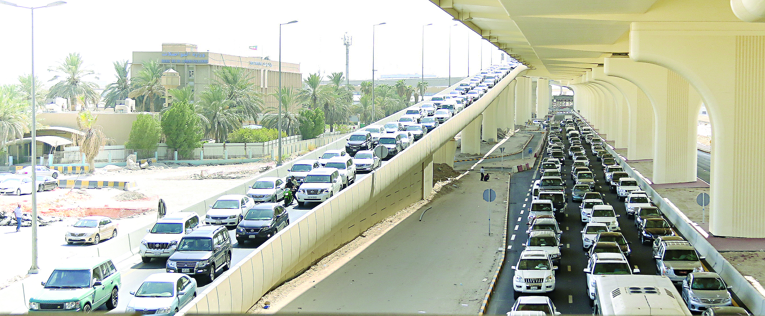 الزحام أوقف حركة السير في أول يوم 	(تصوير اسعد عبدالله)
