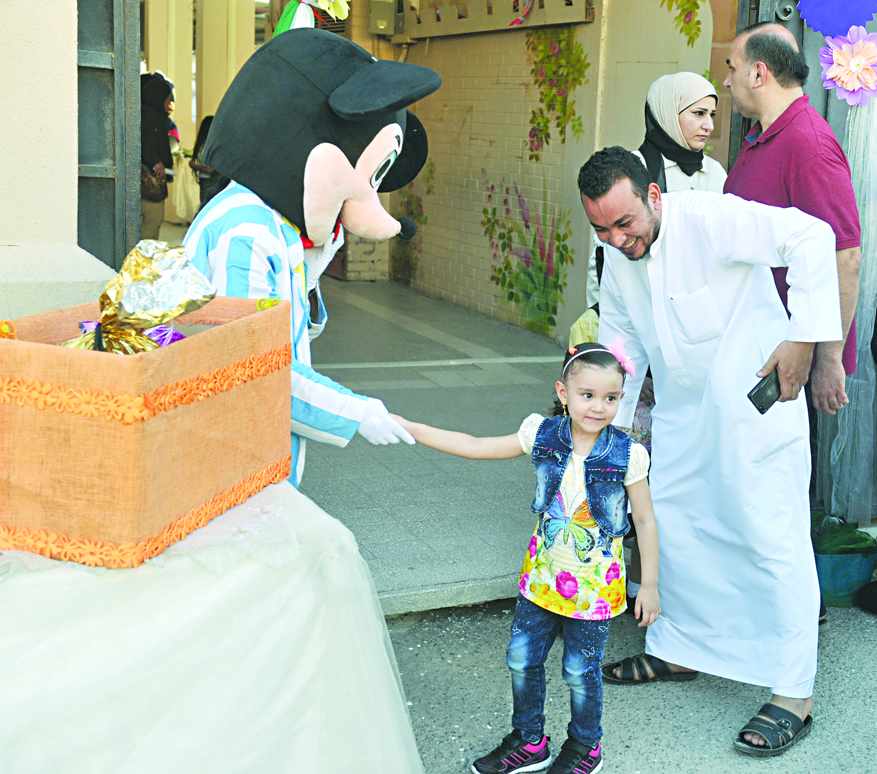 «ميكي ماوس» في استقبال التلاميذ  	  (تصوير سعد هنداوي)