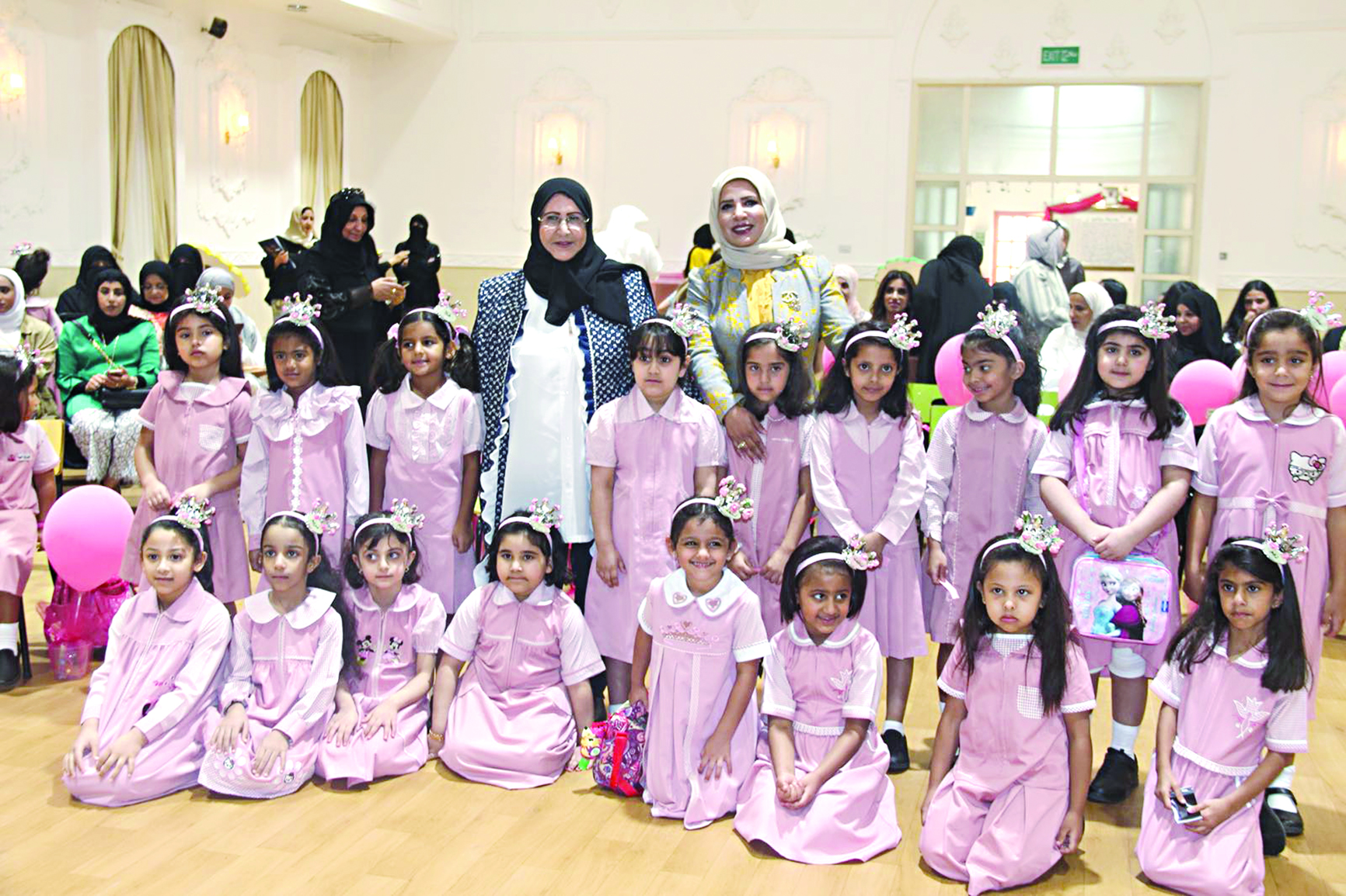 بدرية الخالدي مع زهرات مدرسة أم عطية الأنصارية