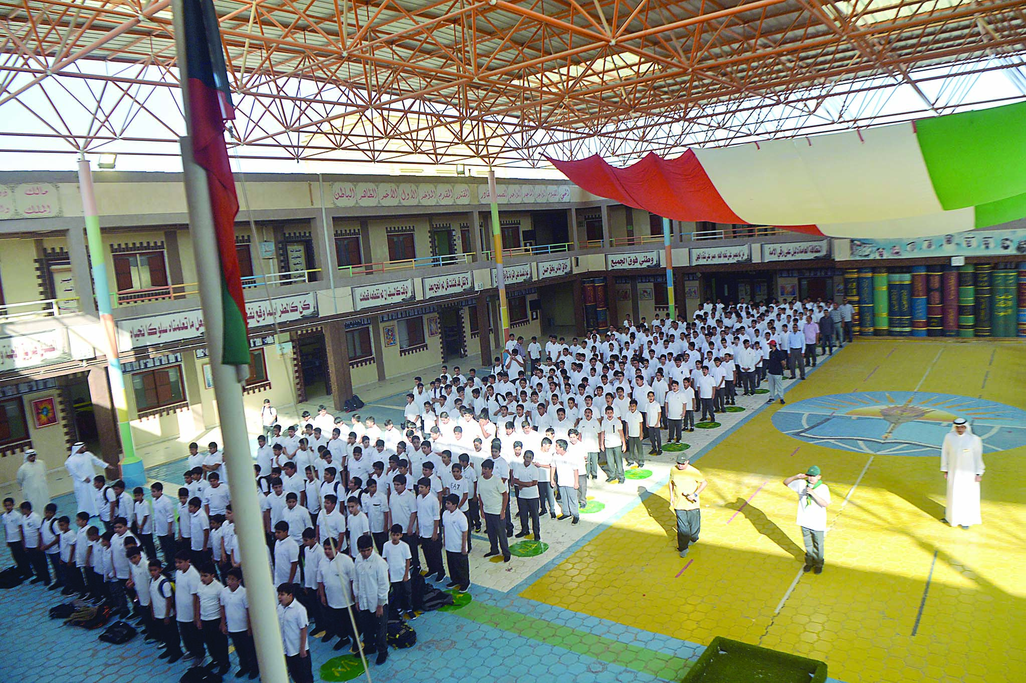 u062au0644u0627u0645u064au0630 u0627u0644u0645u062au0648u0633u0637 u064au0624u062fu0648u0646 u062au062du064au0629 u0627u0644u0639u0644u0645 u0641u064a u0637u0627u0628u0648u0631 u0627u0644u0635u0628u0627u062d u0645u0639 u0623u0648u0644 u0623u064au0627u0645 u0627u0644u062fu0631u0627u0633u0629                t       (u062au0635u0648u064au0631 u0646u0627u064au0641 u0627u0644u0639u0642u0644u0629) 