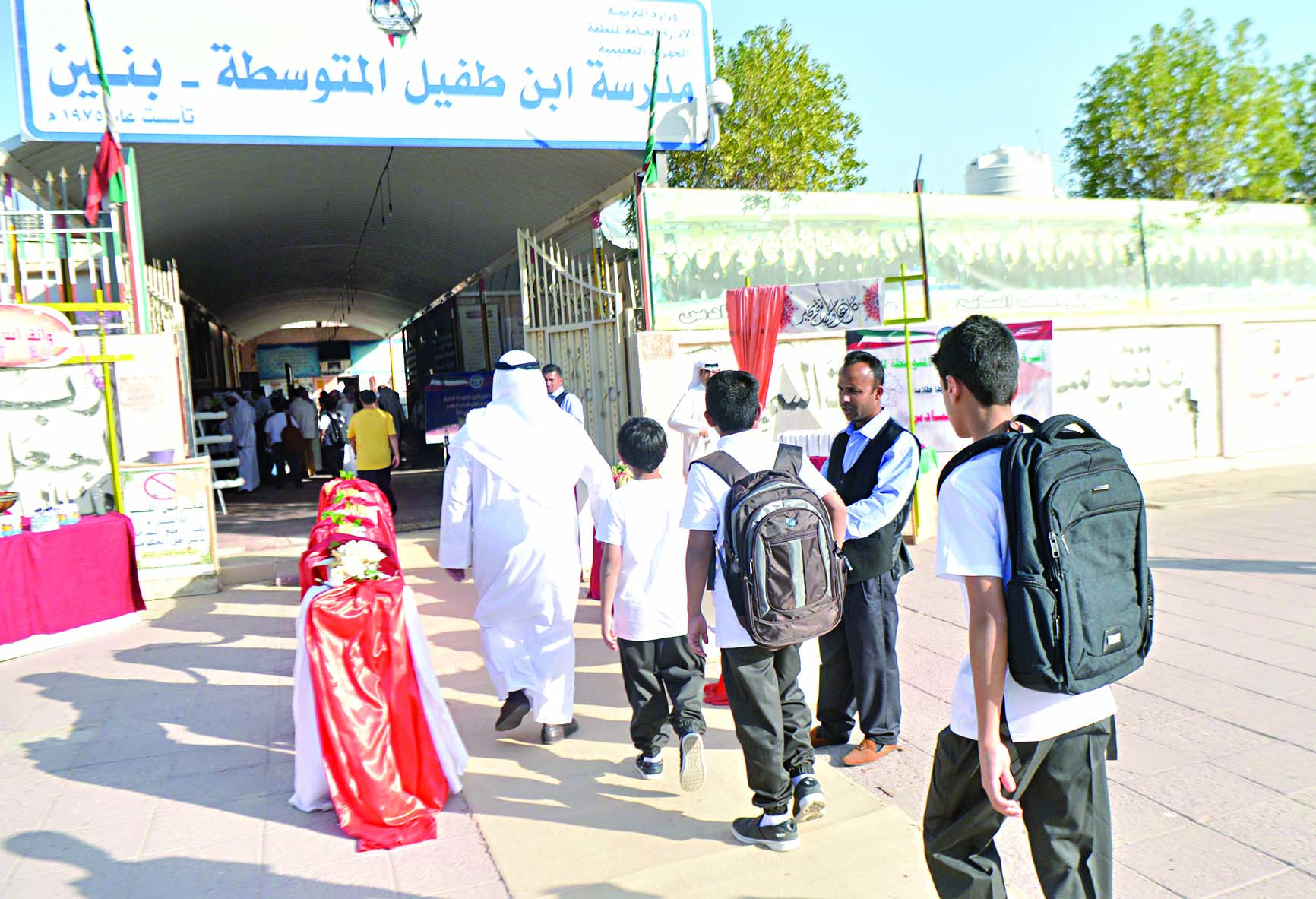 بخور وحلويات في استقبال الطلبة في متوسطة ابن طفيل