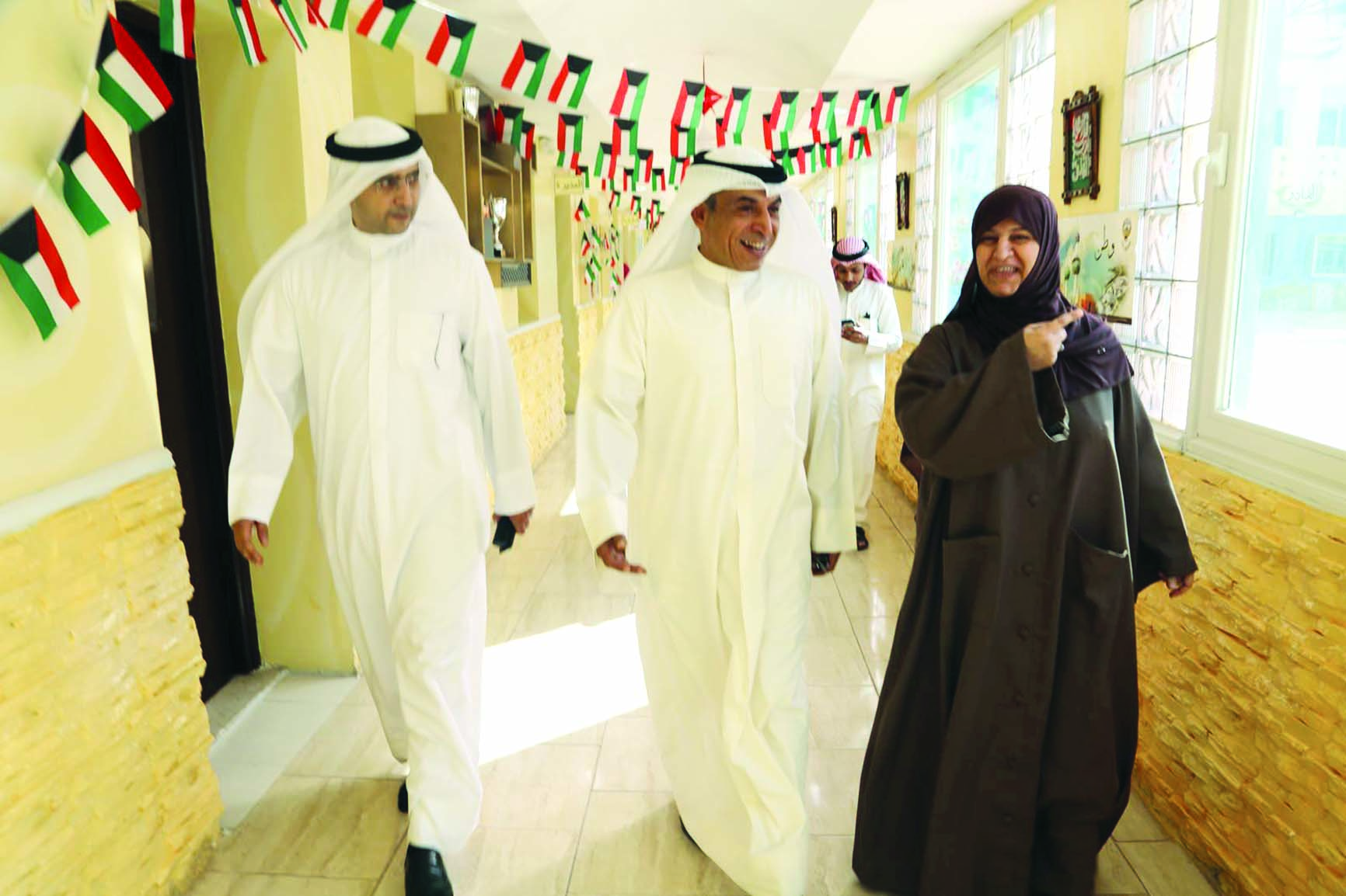 العازمي والأثري لدى جولتهما على بعض المدارس