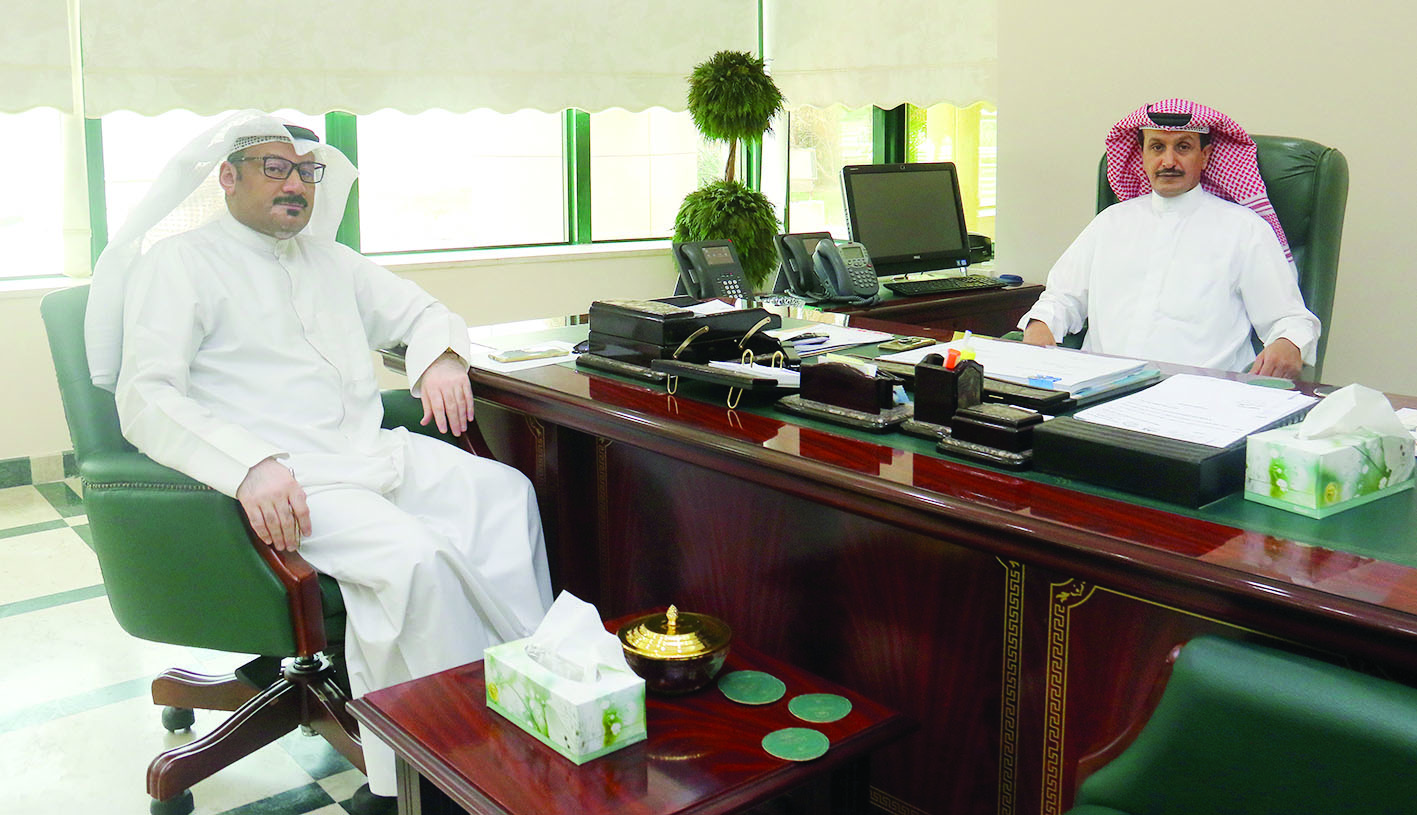 العازمي مع الزميل ناصر الفرحان             	       (تصوير بسام زيدان)