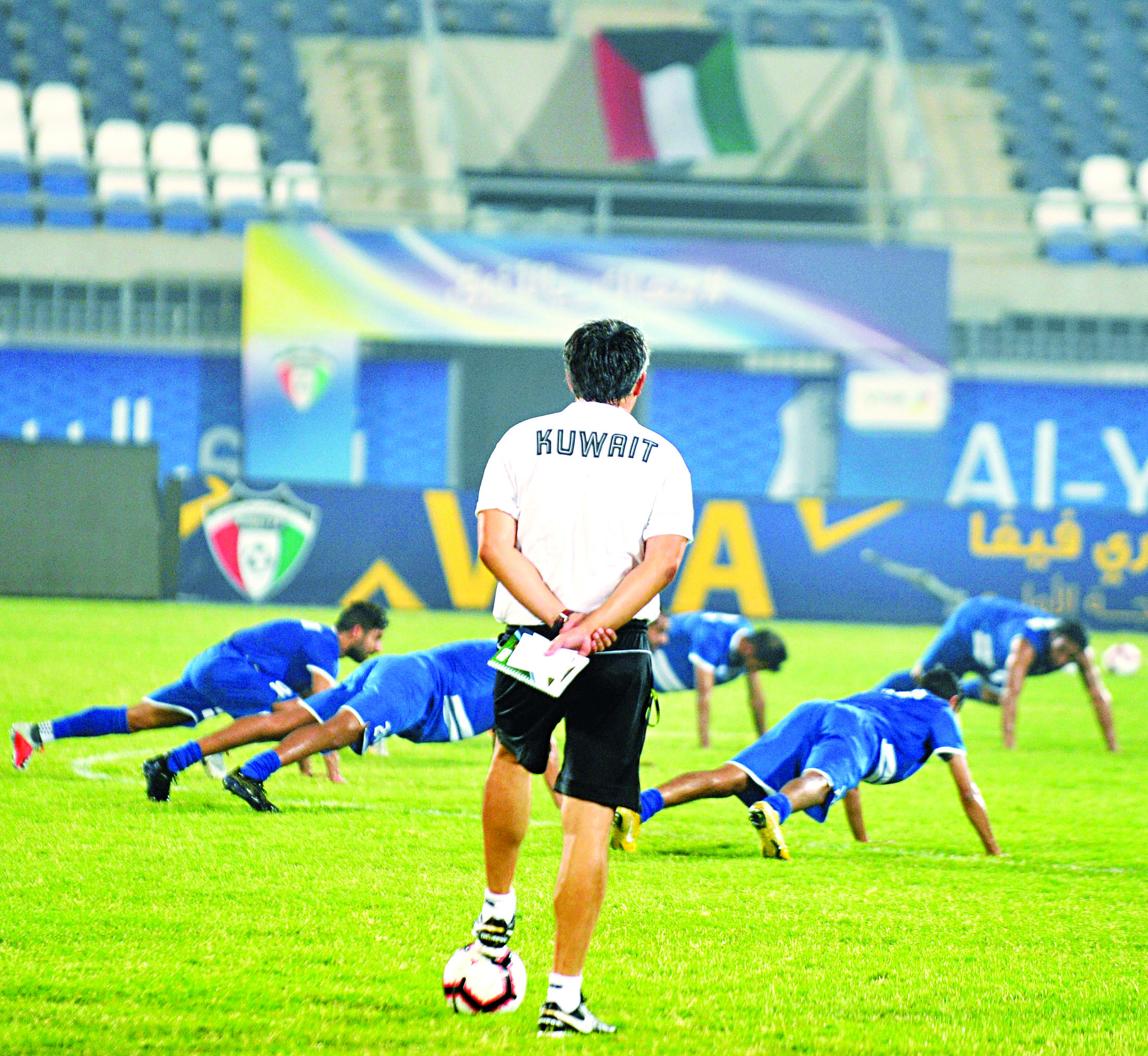 u0645u062fu0631u0628 u00abu0627u0644u0623u0632u0631u0642u00bb u0627u0644u0643u0631u0648u0627u062au064a u0631u0648u0645u064au0648 u064au0648u0632u0627u0643 u064au062au0627u0628u0639 u0627u0644u0644u0627u0639u0628u064au0646 u062eu0644u0627u0644 u0627u0644u062au0645u0627u0631u064au0646    t   (u062au0635u0648u064au0631 u0633u0639u062f u0647u0646u062fu0627u0648u064a) 