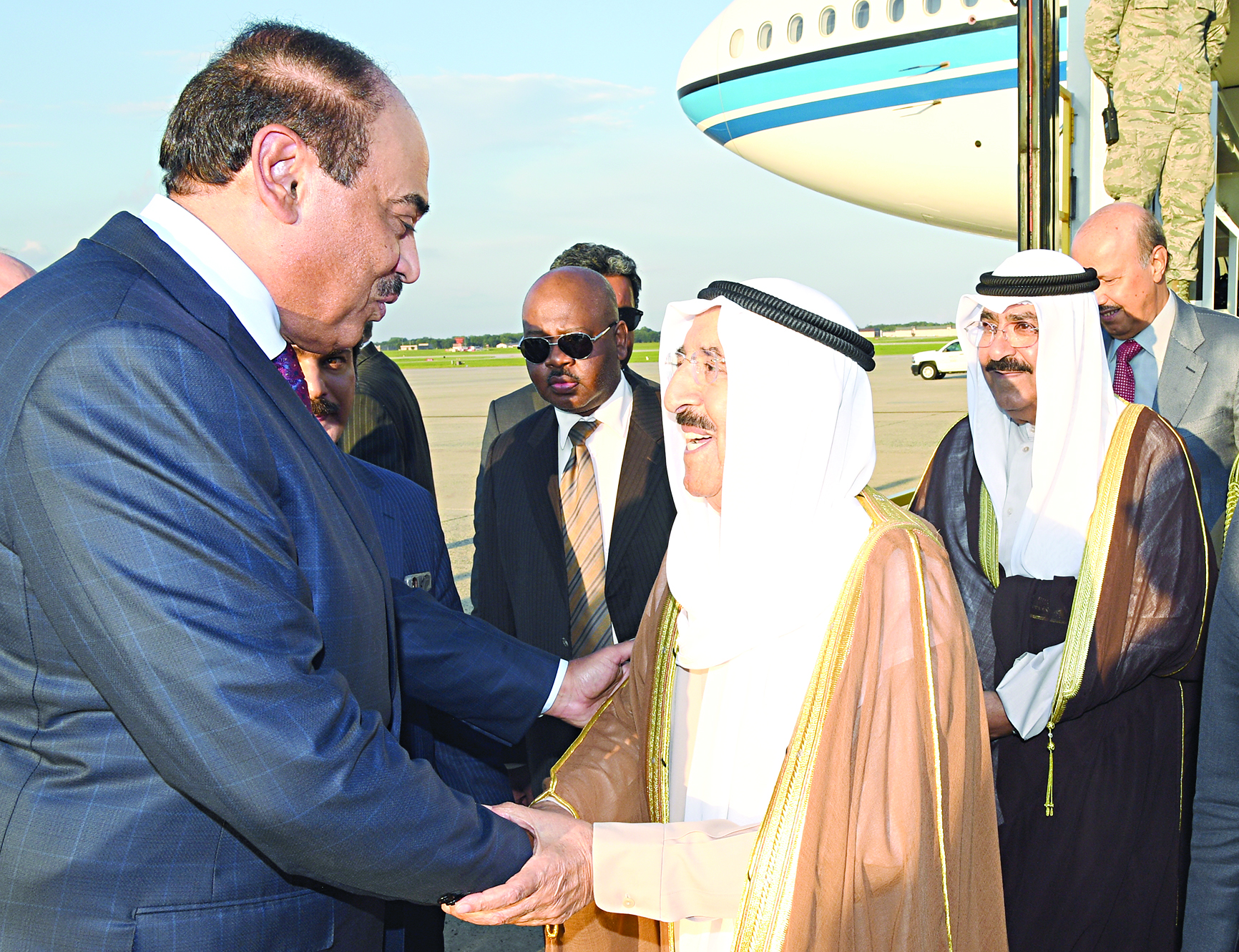 الأمير لدى وصوله ومشعل الأحمد وفي استقباله صباح الخالد