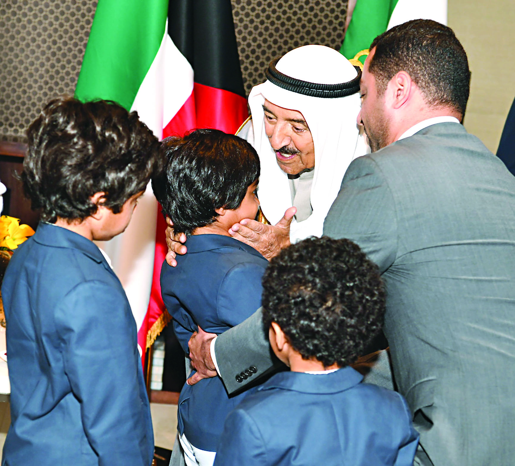 سموه مداعباً أحد الاطفال