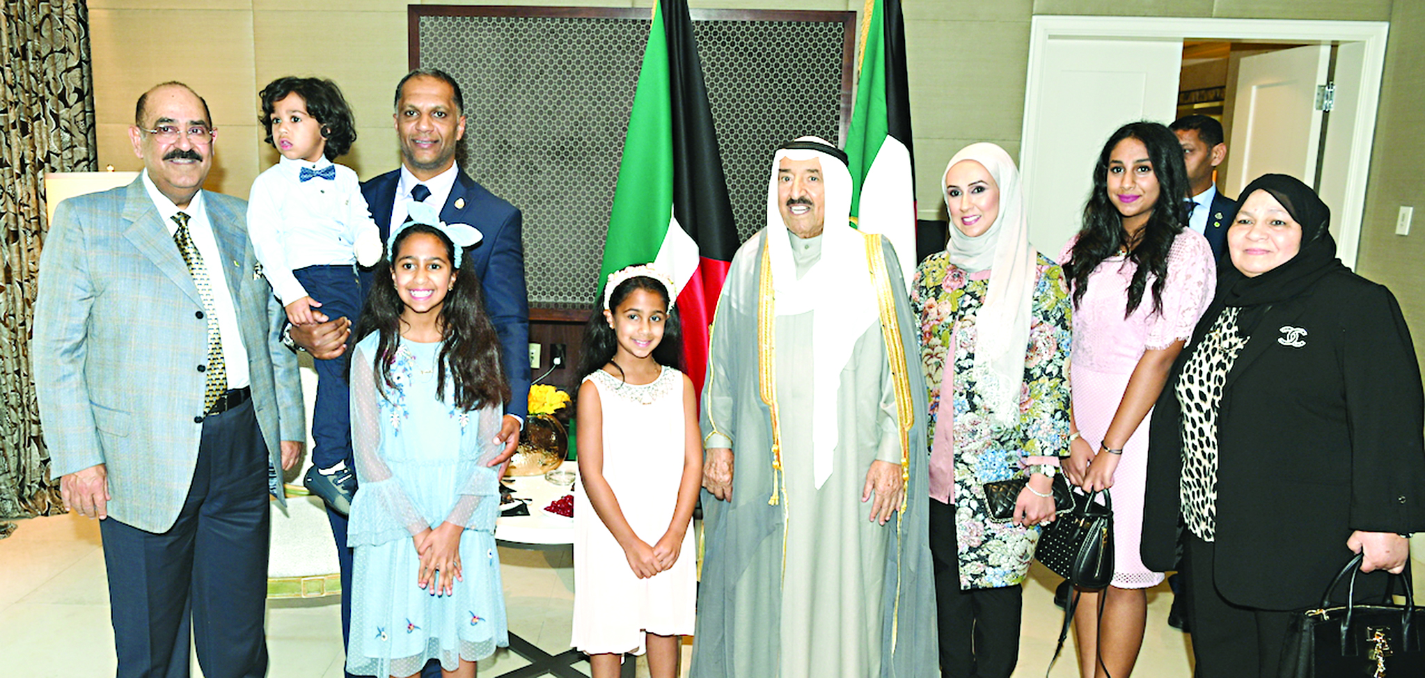 سمو الأمير متوسطا عائلة أحد أعضاء السفارة