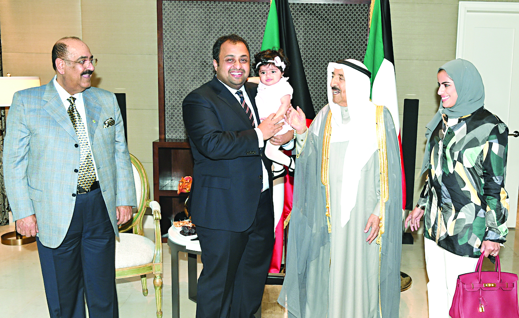 لمسة حانية من سمو الأمير لأحد أطفال موظف في السفارة