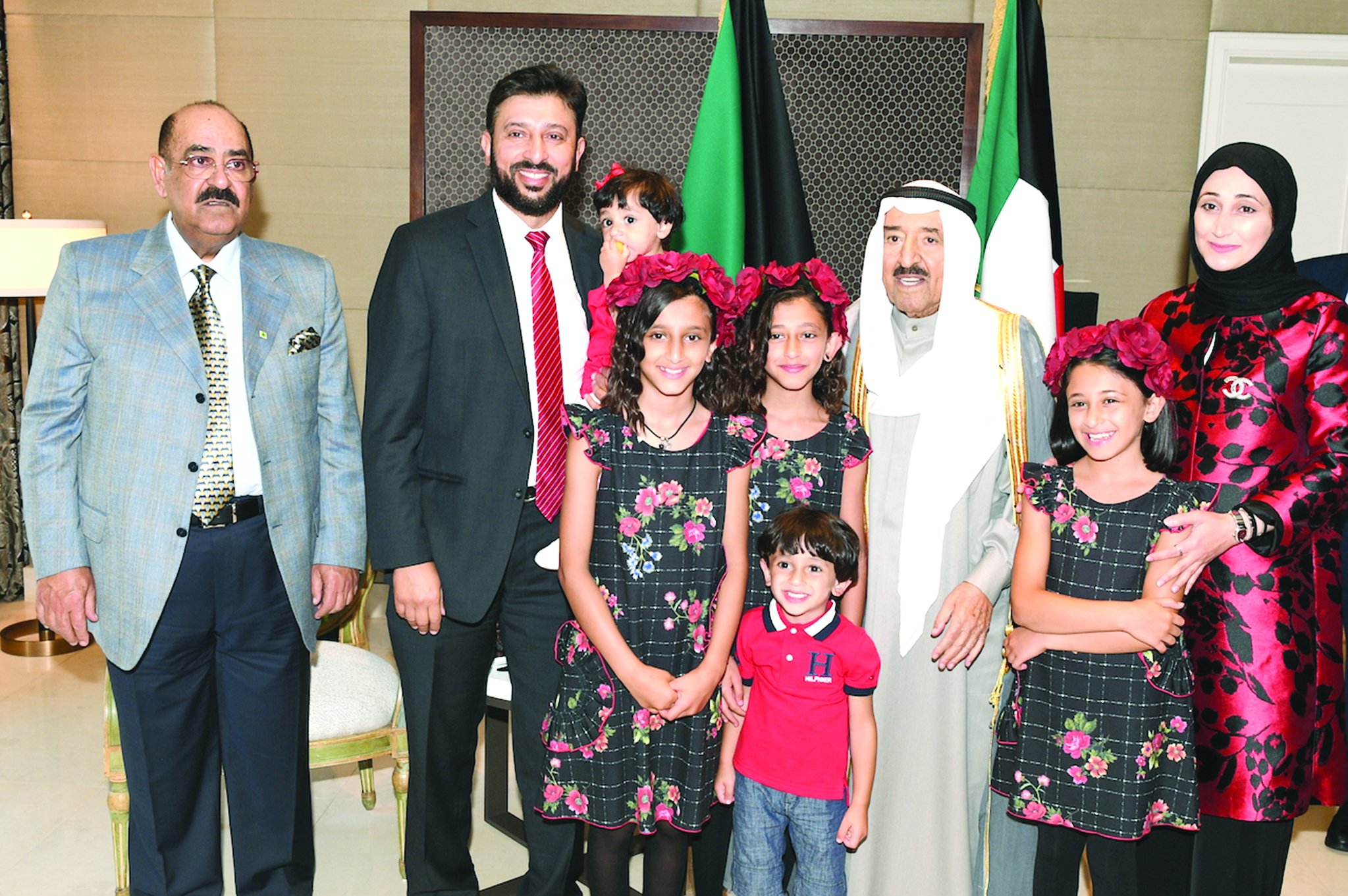 ... ويتوسط عائلة أخرى