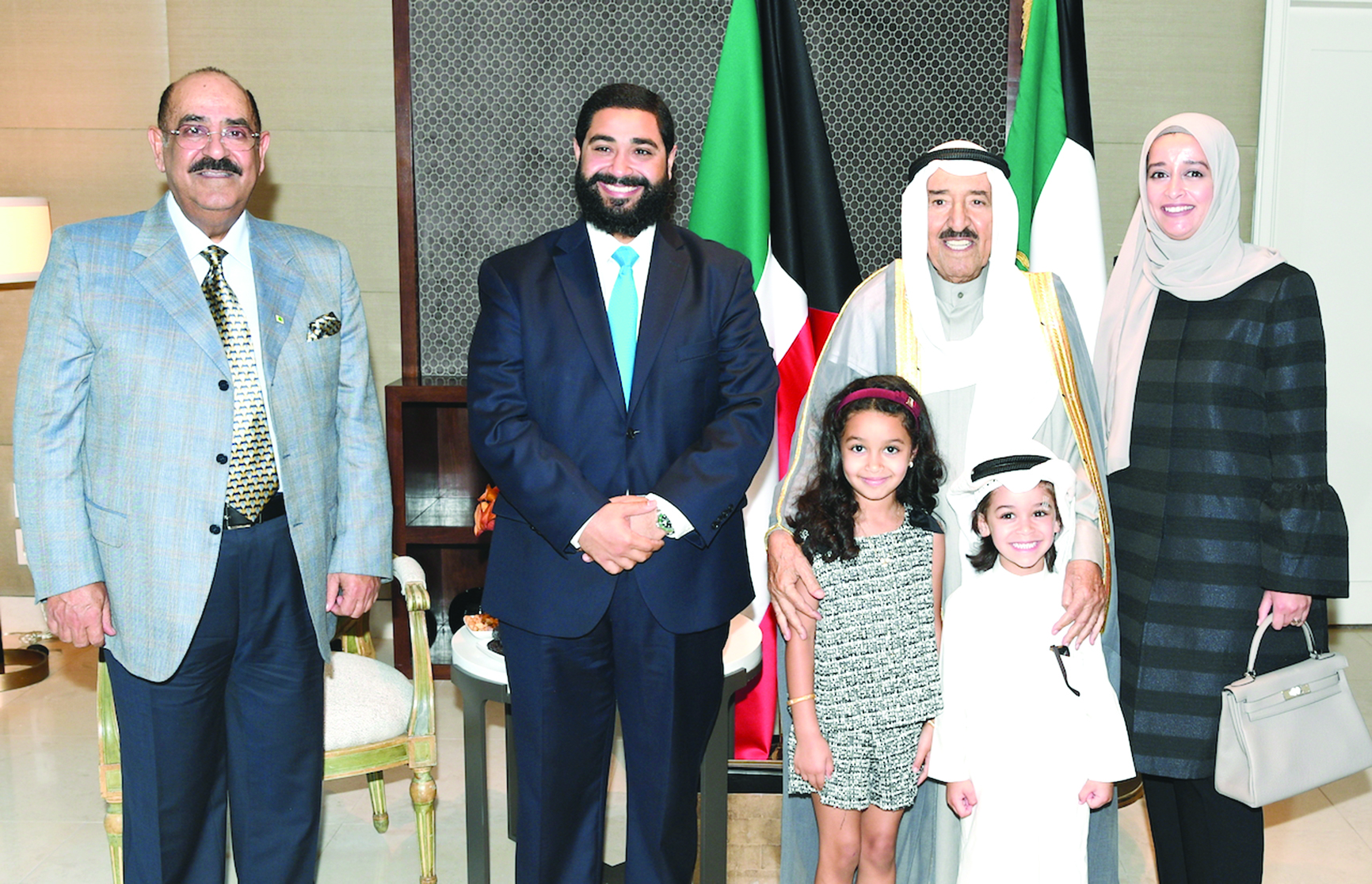 ... سموه مع عائلة أحد الموظفين