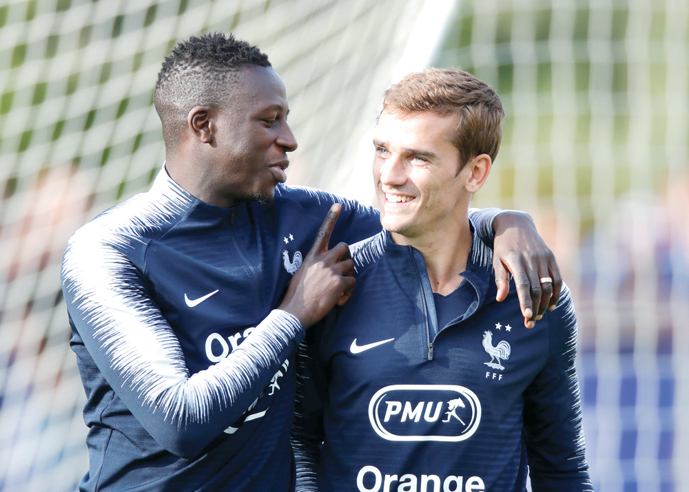 حديث بين غريزمان وميندي خلال تدريبات المنتخب الفرنسي	(رويترز)