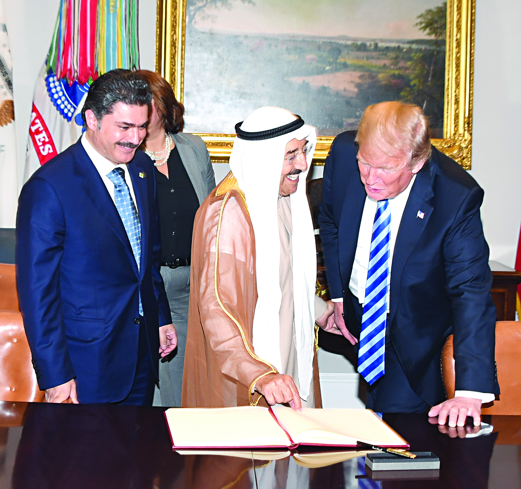 سمو الأمير يسجل كلمة في سجل البيت الأبيض