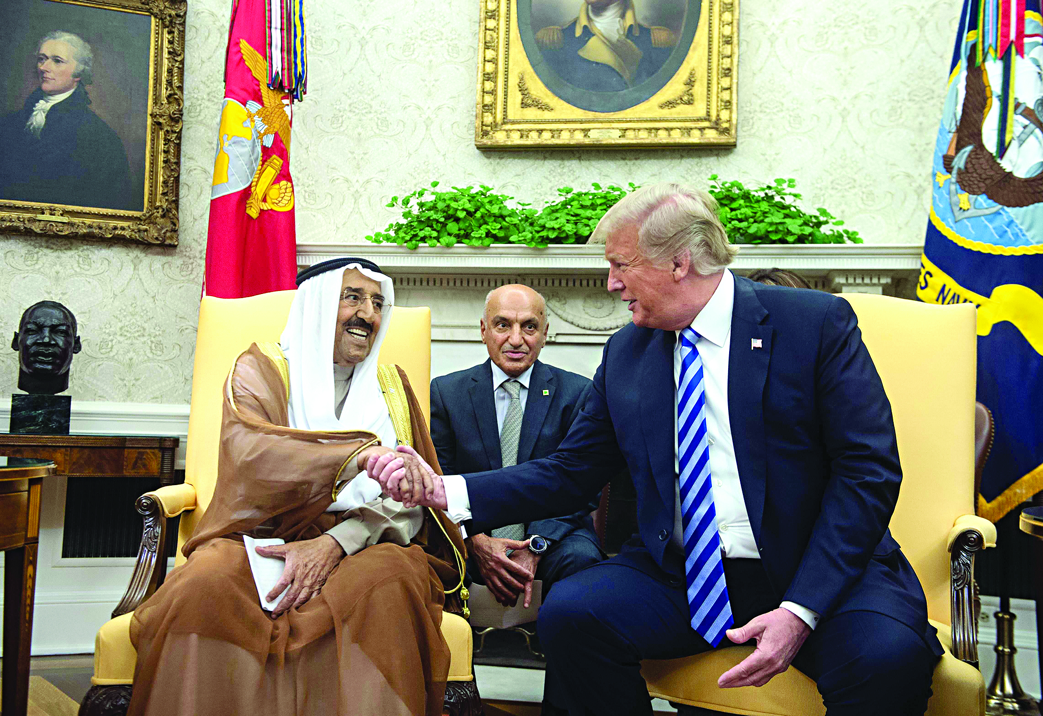 مصافحة بين سمو الأمير وترامب قبيل بدء المحادثات	(ا ف ب)