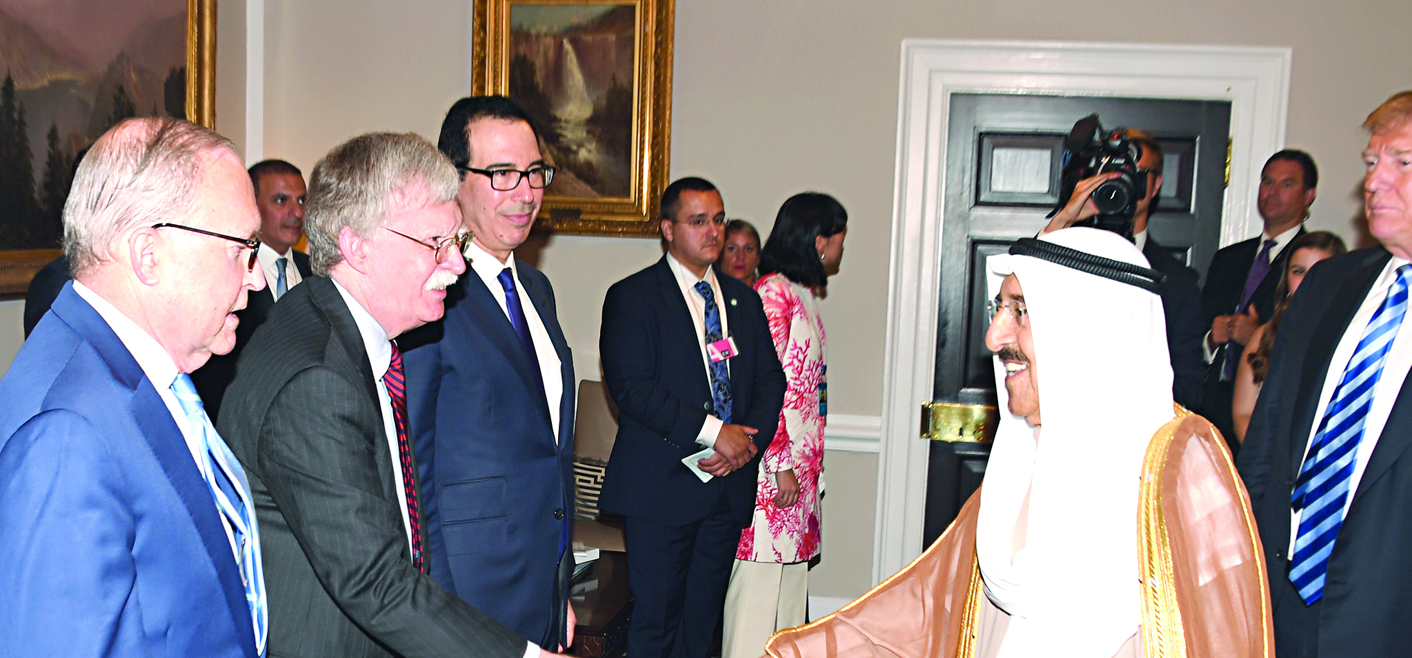 صاحب السمو مصافحاً مستشار الأمن القومي الأميركي جون بولتون