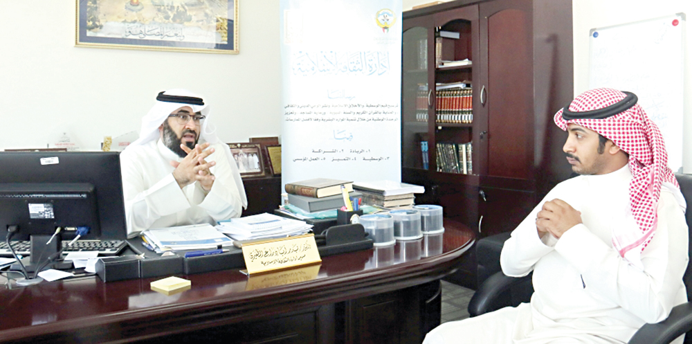 الظفيري متحدثاً للزميل ناصر المحيسن