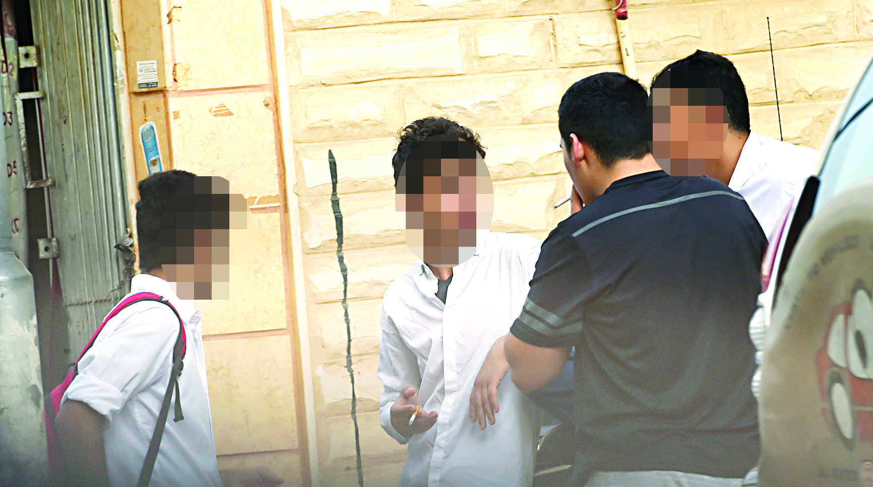 حصة تدخين خارج المدرسة قبل الدخول إليها 	  (تصوير أسعد عبالله)