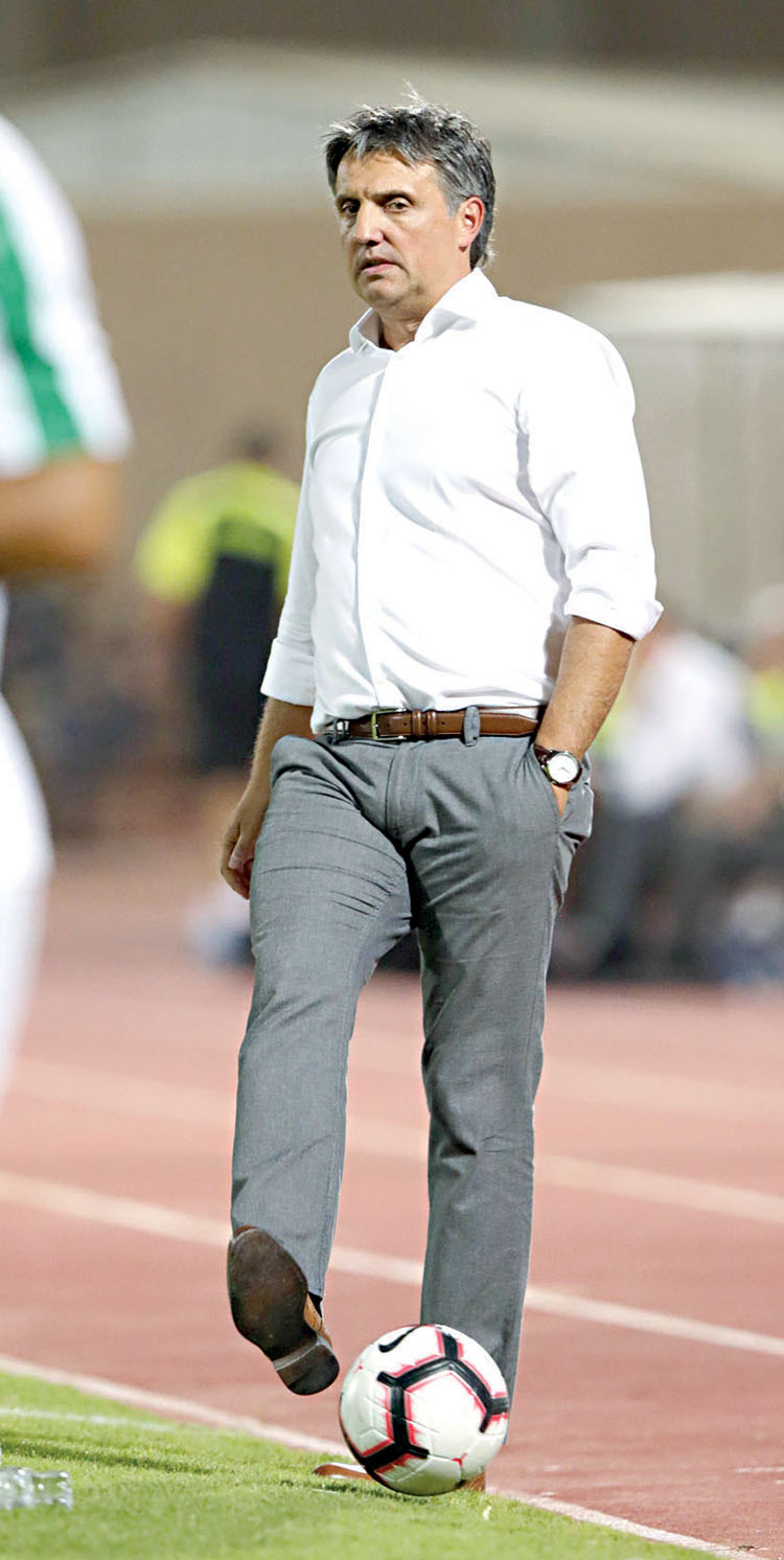 u064au0648u0632u0627u0643 u0645u062fu0631u0628 u00abu0627u0644u0623u0632u0631u0642u00bb u064au0633u062fu062f u0627u0644u0643u0631u0629 u062eu0644u0627u0644 u0627u0644u0645u0648u0627u062cu0647u0629 u0623u0645u0627u0645 u0627u0644u0639u0631u0627u0642 t   (u0627u0644u0623u0632u0631u0642 u062fu0648u062a u0643u0648u0645)