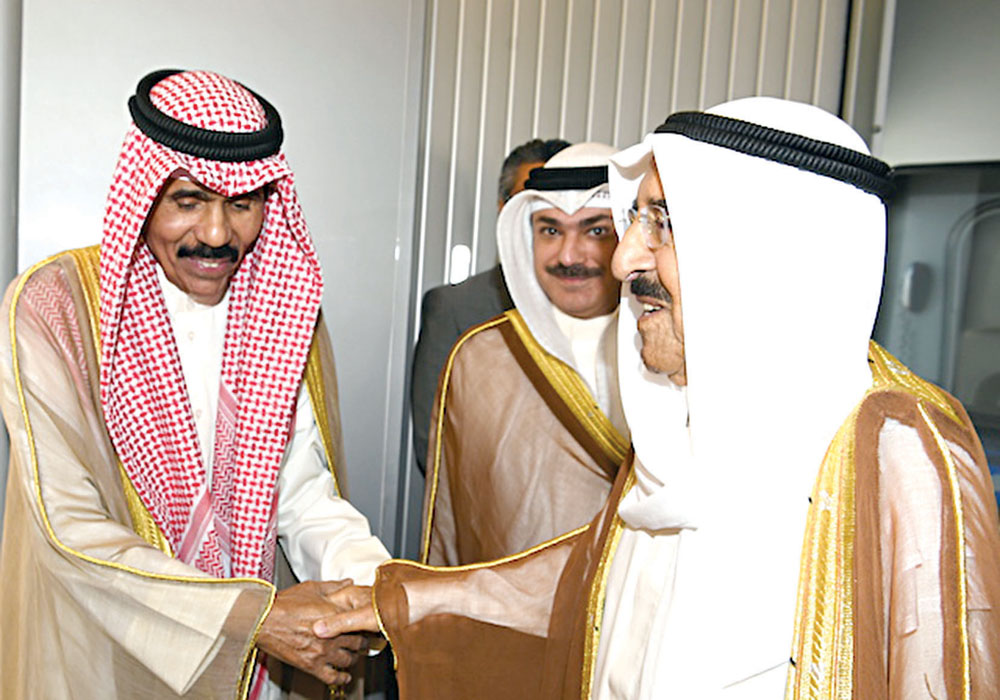 صاحب السمو مصافحاً ولي العهد