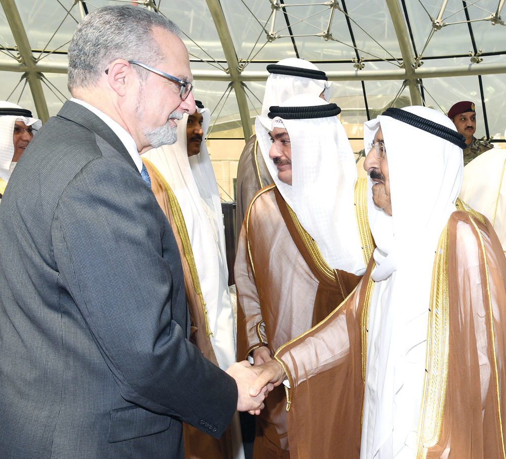 سمو الأمير مصافحاً السفير الأميركي