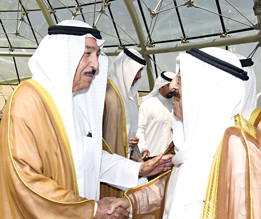 سموه مصافحاً جابر العبدالله