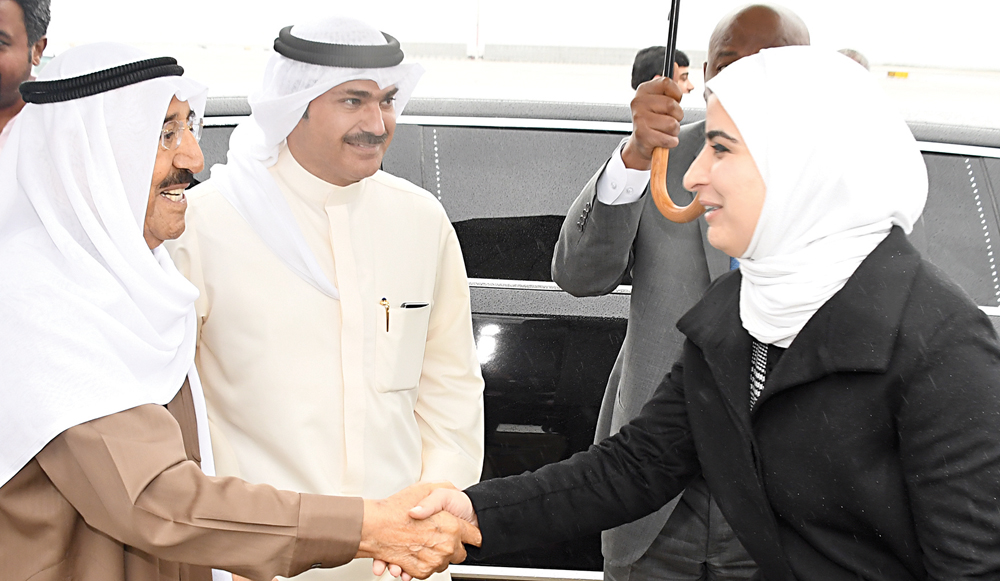 سموه مصافحاً إحدى السيدات أثناء مغادرته واشنطن