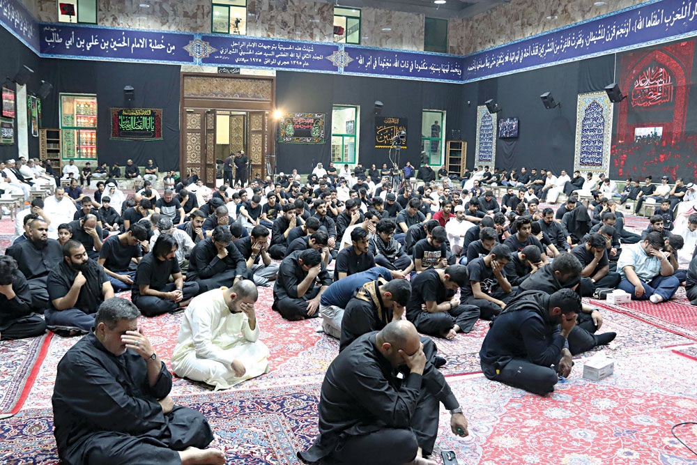 تأثر خلال مجلس العزاء	