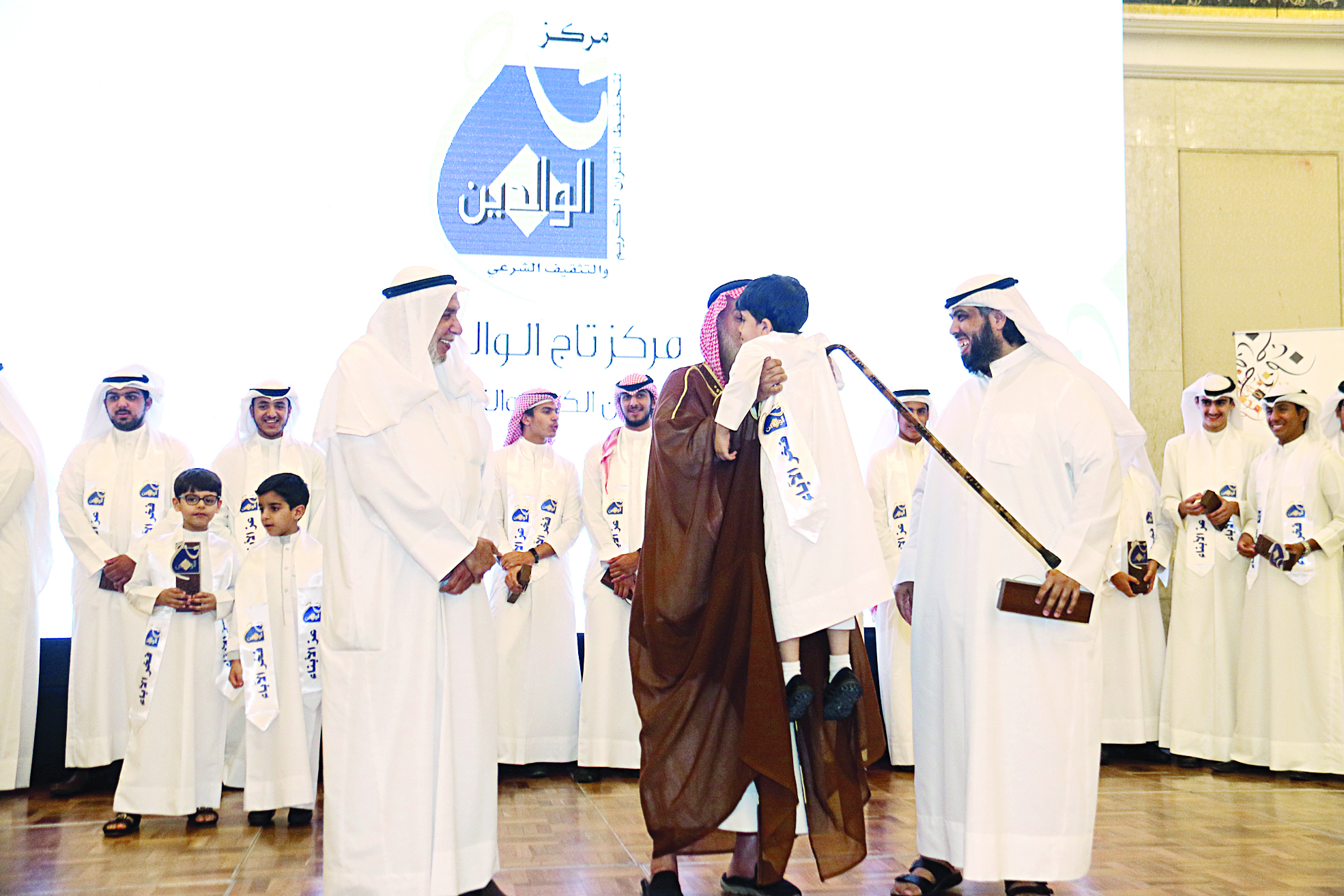 القطان يقبل حافظا صغيرا          	        (تصوير بسام زيدان)