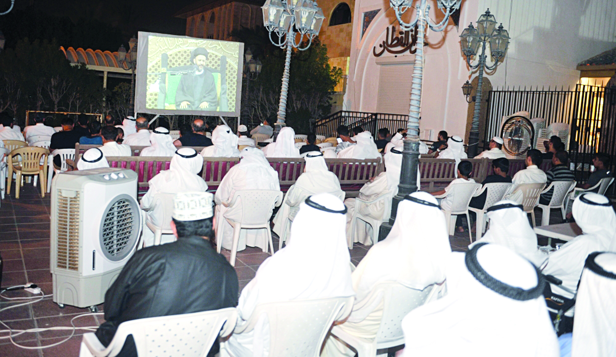 ... وفي فناء الحسينية 