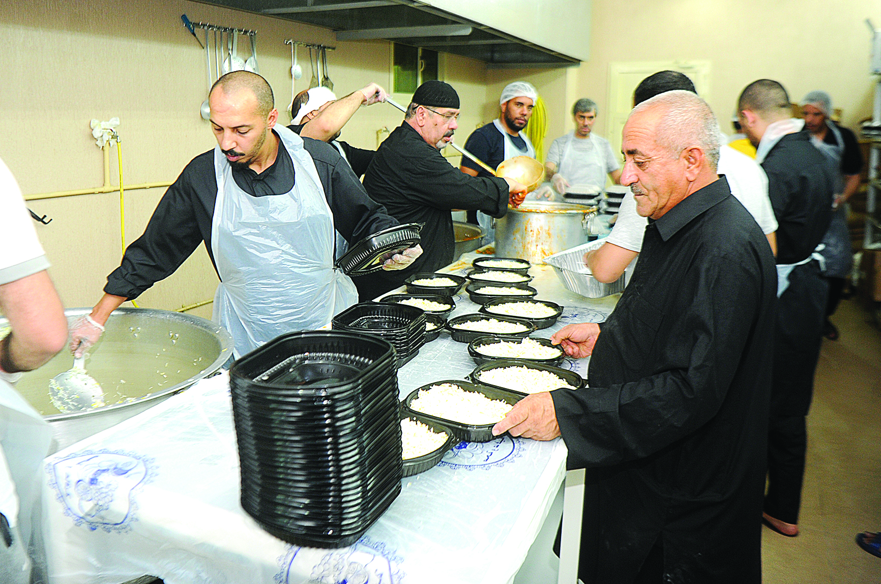 توزيع مأكولات 