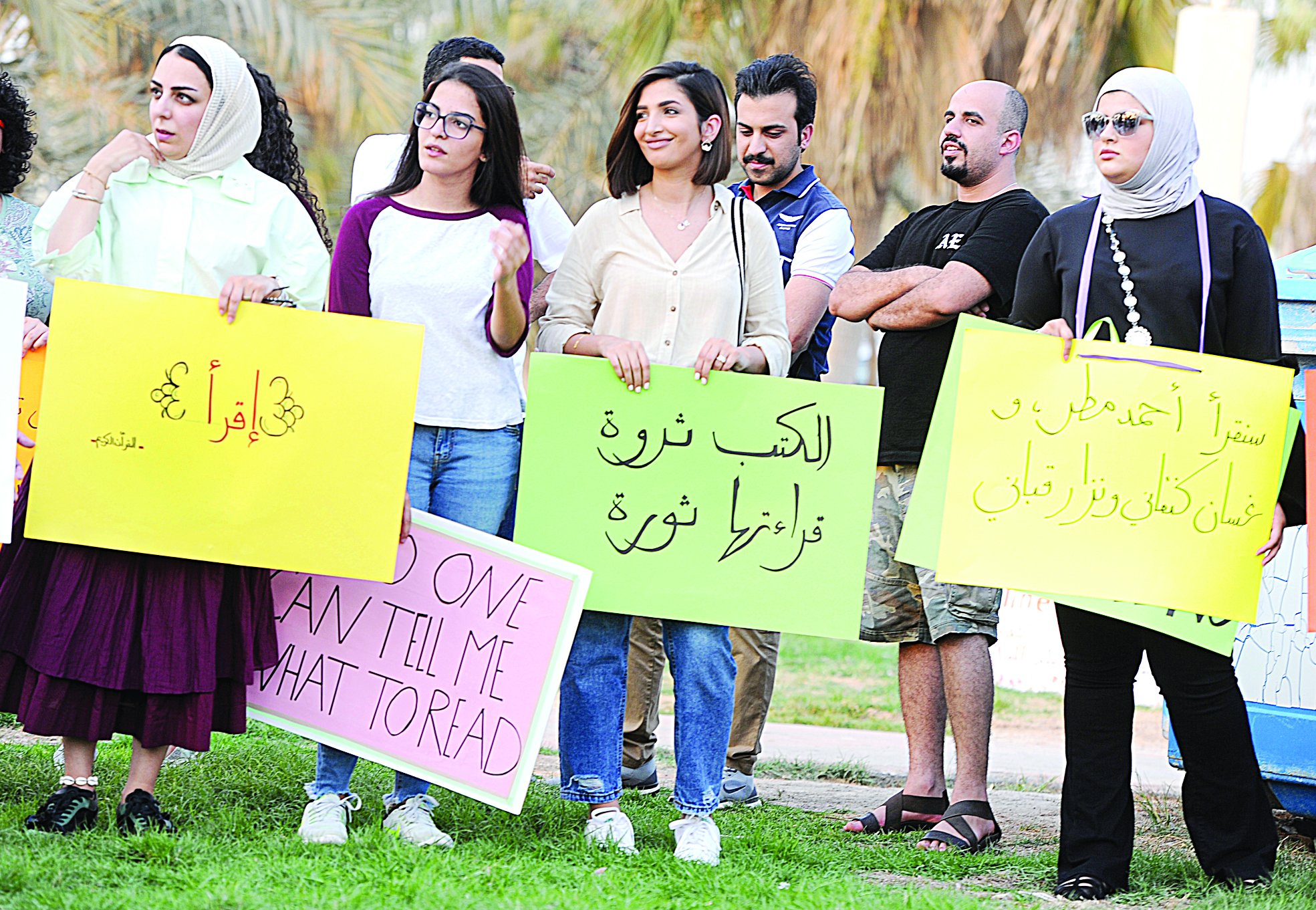 لافتات تدعو للقراءة رفعها المعتصمون