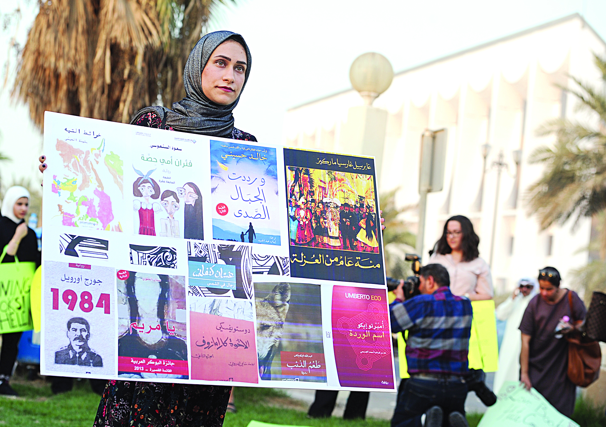 عرض نماذج من الكتب الممنوعة