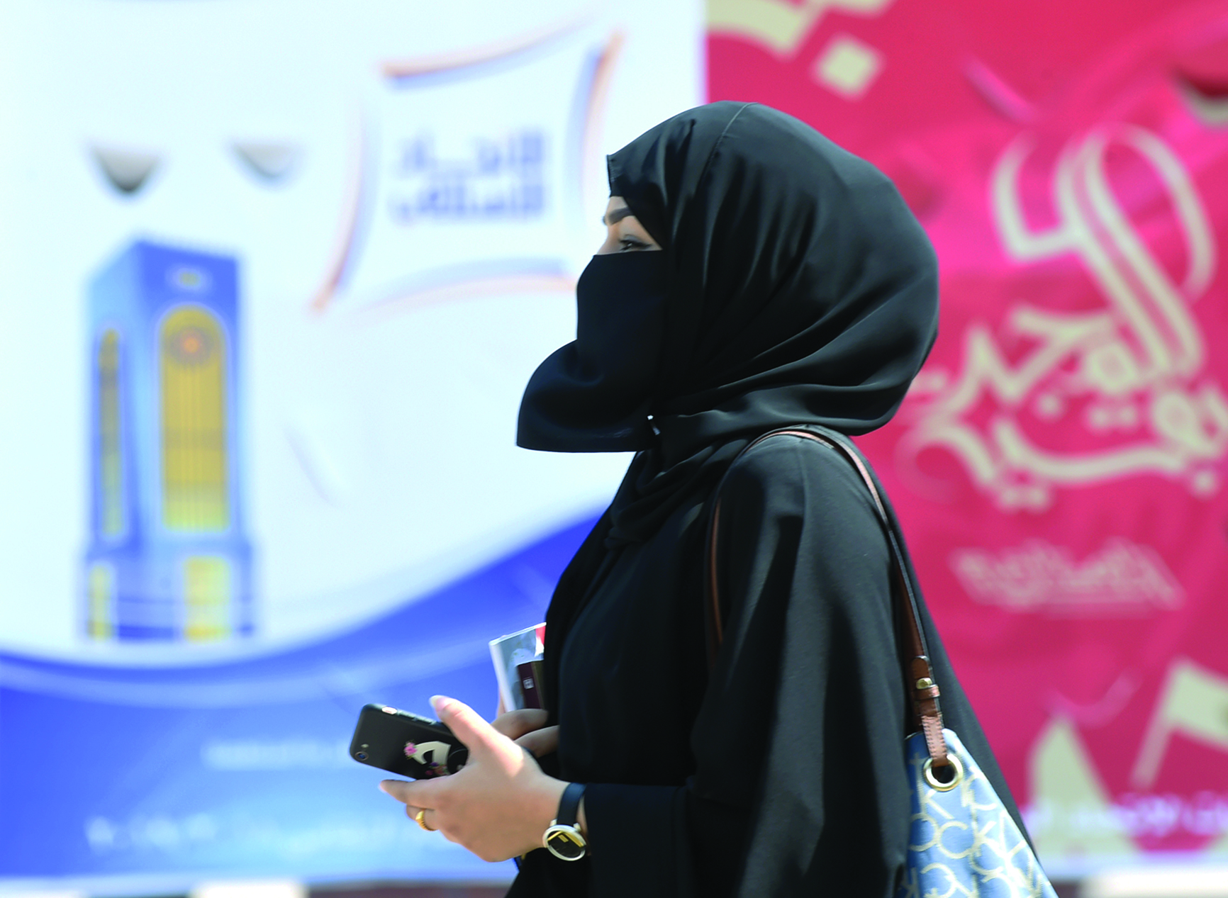 ... وطالبة في طريقها للمحاضرة 