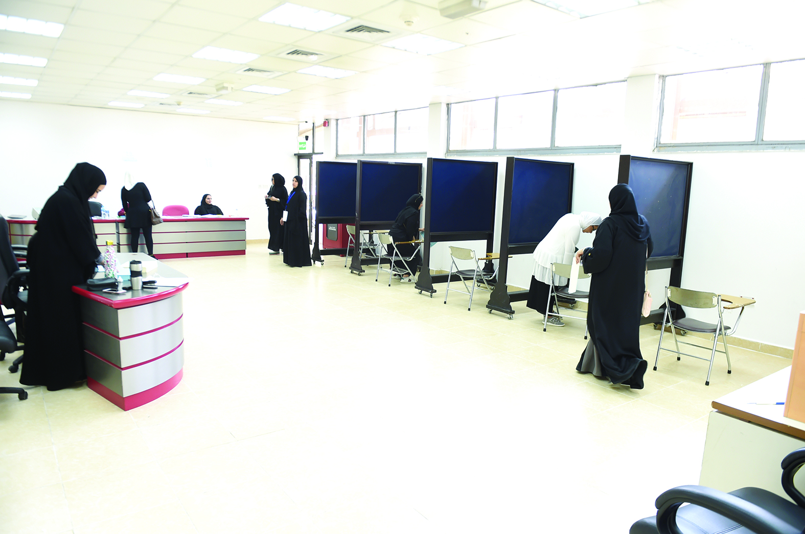 لجان الطالبات شبه خالية  	  (تصوير أسعد عبدالله)