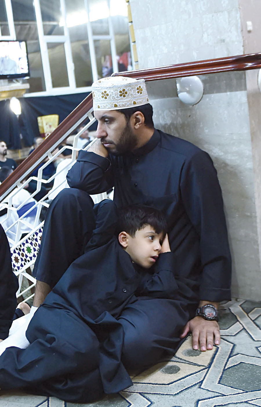 الوالد والابن ينصتان لسيرة آل البيت