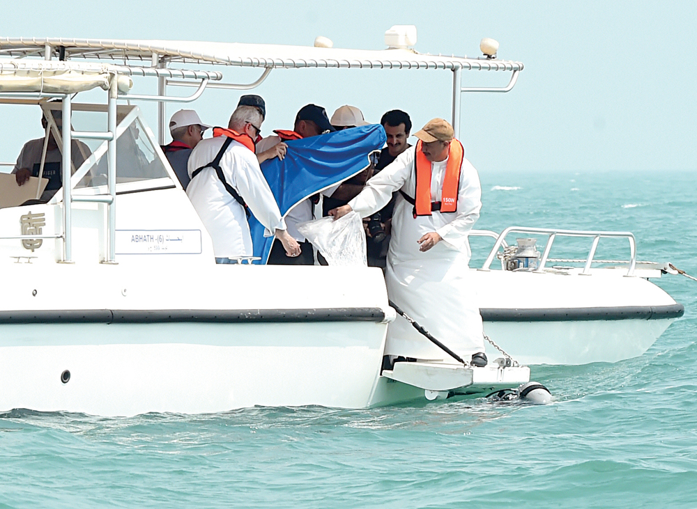 الرومي مدشناً زرع اليرقات	 (تصوير أسعد عبدالله)