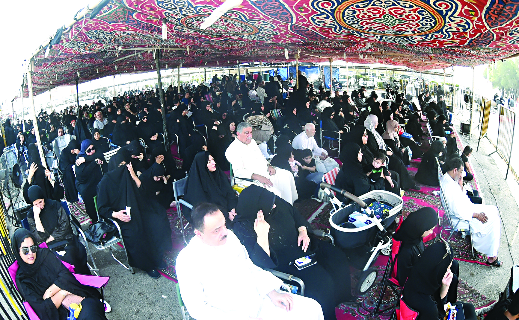 حضور في الساحات الأمامية لإحدى الحسينيات 	(تصوير أسعد عبدالله)