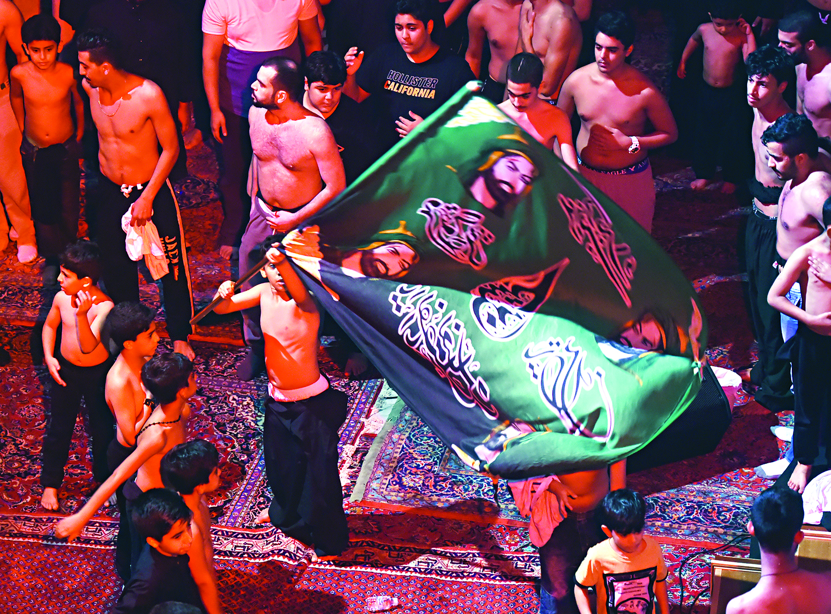 طفل يحمل راية