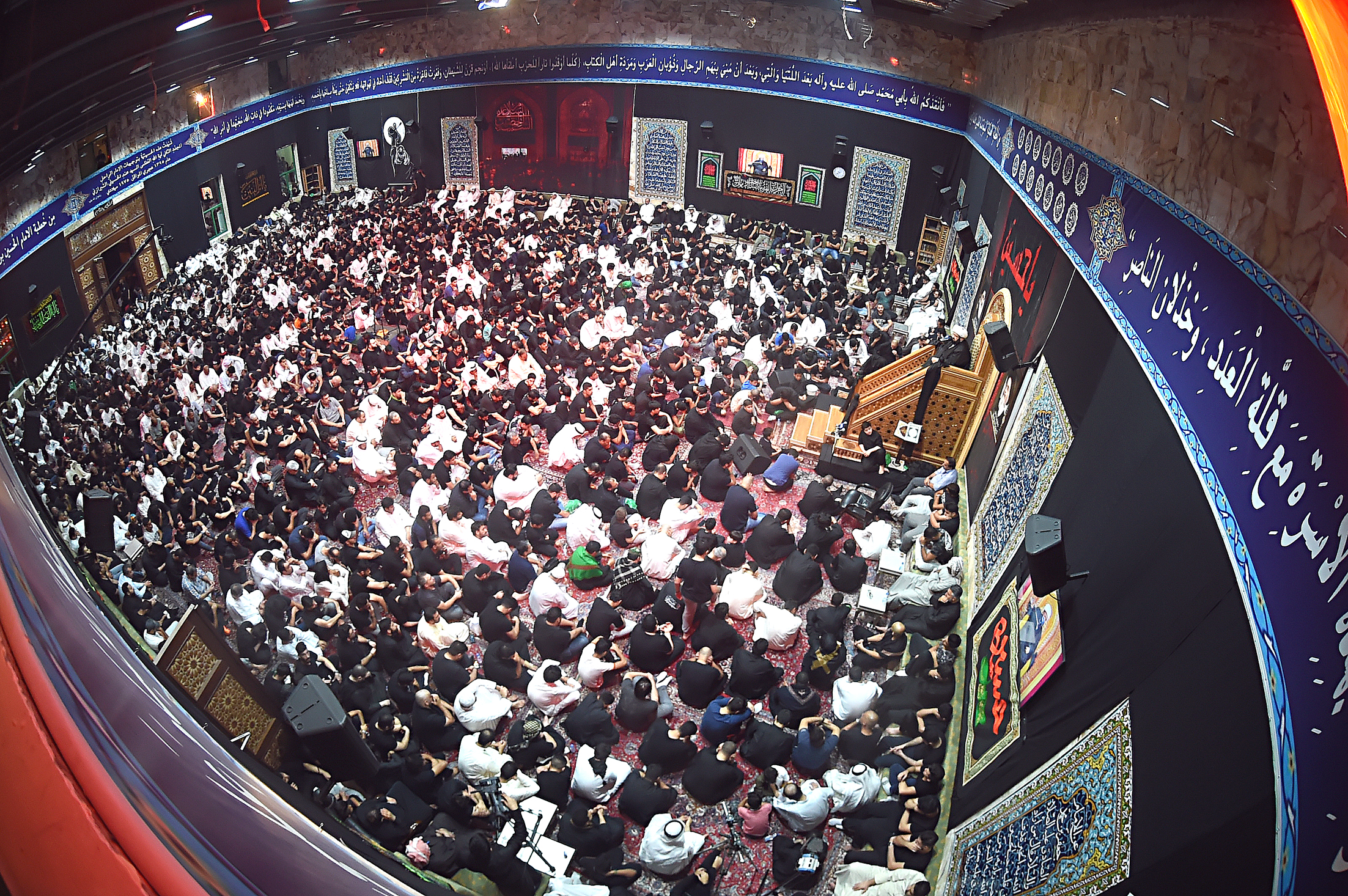 حشود من المعزين في الكربلائية 