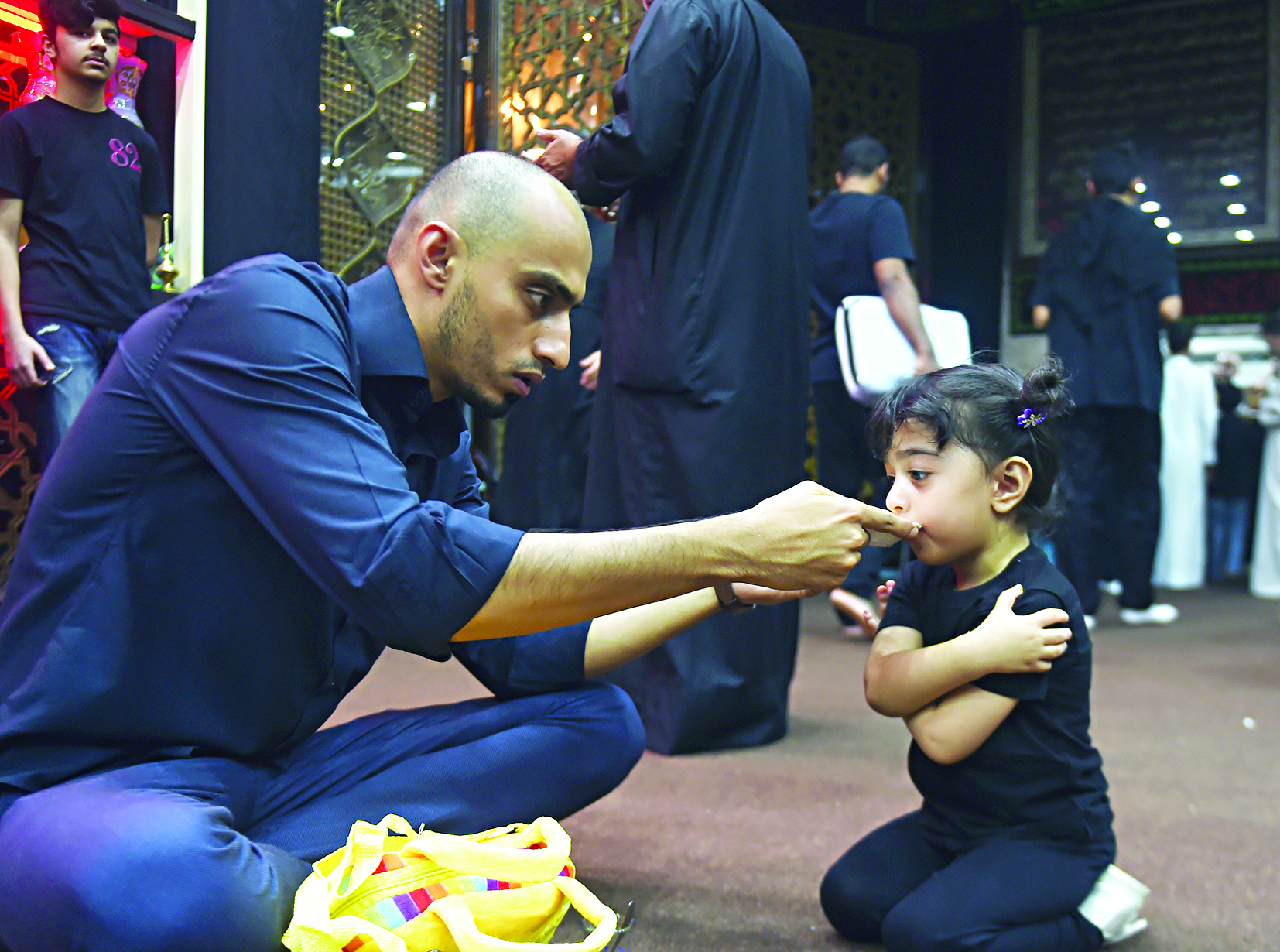 أب يسقي ابنته